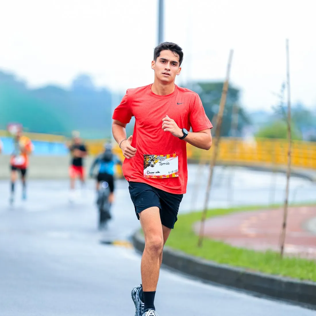 Deportista corriendo al aire libre